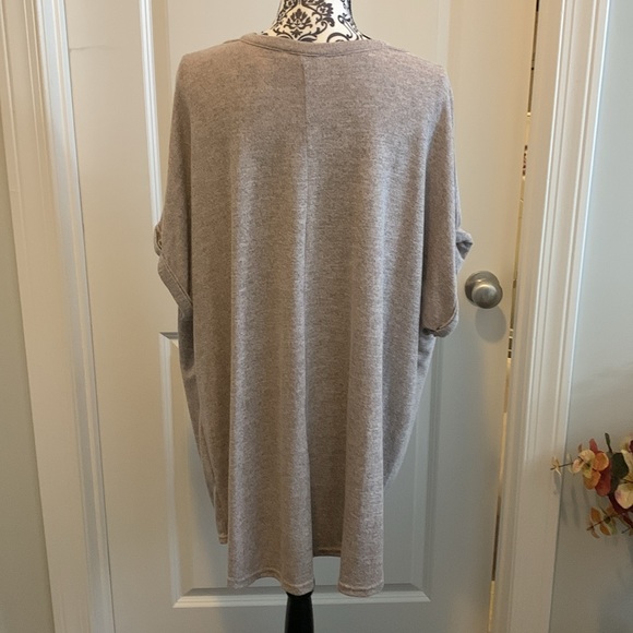 NWOT. Woman’s short sleeve cut out neckline top with twisted front hemline. - Picture 6 of 10